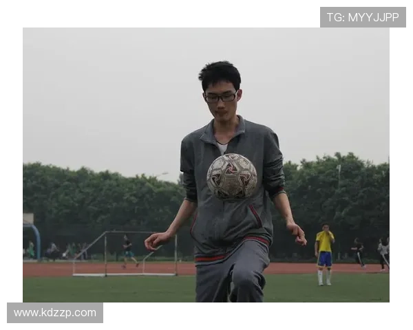 剃光头模仿足球明星的趣味挑战与风格变换体验